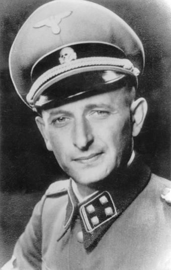 Adolf Eichmann in divisa militare nazista - Immagine utilizzata per uso di critica o di discussione ex articolo 70 comma 1 della legge 22 aprile 1941 n. 633, fonte Internet