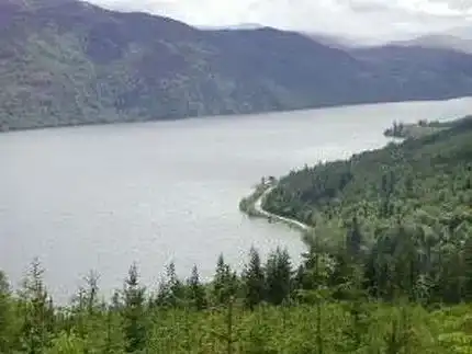 Una veduta del Loch Ness che mostra la sua conformazione a U e l'assoluta tranquillità delle acque - immagine rilasciata sotto licenza Creative Commons Attribution-Share Alike 3.0 Unported - Fonte Wikimedia Commons, utente RicciSpeziari