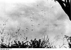 Lancio di paracadutisti tedeschi durante l'invasione di Creta - Bundesarchiv, Bild 183-L22010 / CC-BY-SA