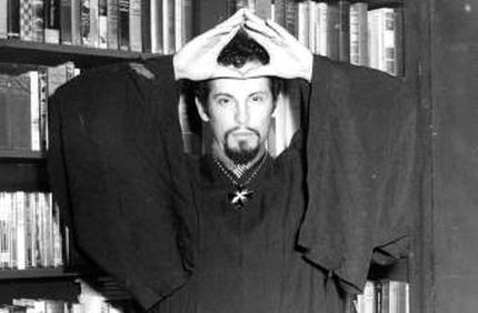 Anton Szandor LaVey, immagine utilizzata per uso di critica o di discussione ex articolo 70 comma 1 della legge 22 aprile 1941 n. 633, fonte Internet