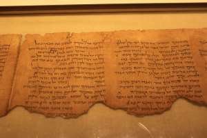 Nei manoscritti del Mar Morto, rinvenuti a Qumran, si trova la credenza della setta degli Esseni sulla lotta dell'ultimo giorno tra angeli del Bene e del Male. Immagine in pubblico dominio, fonte Wikimedia Commons, utente Superikonoskop