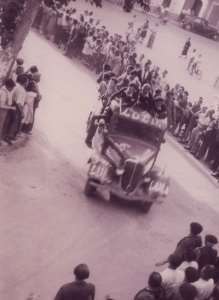 Un autocarro pieno di maquis, i partigiani francesi, entra trionfalmente a Graulhet tra due ali di folla, immagine in pubblico dominio, fonte Wikimedia Commons, utente Boblinux31