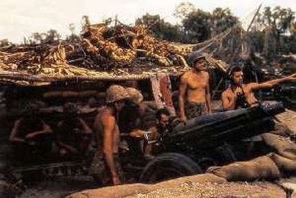 Un'unità di Marine americani a Bougainville nel 1943, immagine in pubblico dominio, fonte Wikimedia Commons, autore USMC