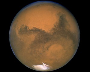 Come appare in realtà Marte dallo spazio, con i suoi deserti rossi e i bianchi poli ghiacciati (Immagine NASA in pubblico dominio)