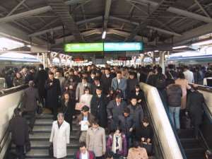 La capacità dell'uomo di vivere in società anche accettando alcuni irritanti problemi è ben rappresentato in questa immagine dalla calca nella metropolitana di Tokyo all'ora di punta
