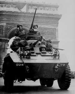Un M8 corazzato americano vicino all'Arco di Trionfo a Parigi, agosto 1944. Immagine in pubblico dominio, fonte World War II Database/U.S. Archives