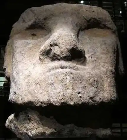 Moai dell'Isola di Pasqua, conservato al Quai Branly, immagine rilasciata sotto licenza Creative Commons Attribution-Share Alike 3.0 Unported, fonte Wikipedia, autore Sailko