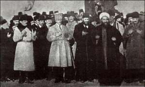 Mustafa Kemal durante una preghiera islamica