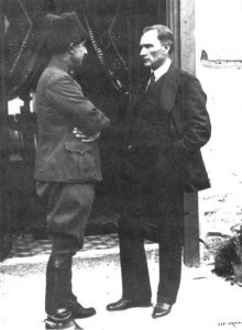 Mustafa Kemal e Ismet Pasha nel 1920 - Immagine in pubblico dominio, fonte Wikipedia