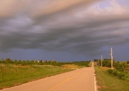 Una strada come molte nel Nebraska rurale. Ancora oggi, un'auto e queste lunghe strisce d'asfalto possono essere viste come l'unica via di fuga da una normalità restrittiva per un adolescente. Negli anni cinquanta, Starkweather vi costruì il proprio piccolo mondo, deciso a difenderlo finché gli fosse stato possibile. - Immagine in pubblico dominio, fonte Wiki Commons