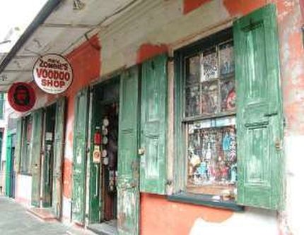 Negozio voodoo a New Orleans - Immagine rilasciata sotto licenza Creative Commons Attribution 2.0 Generic, utente Infrogmation, fonte Wikimedia Commons Negozio voodoo a New Orleans - Immagine rilasciata sotto licenza Creative Commons Attribution 2.0 Generic, utente Infrogmation, fonte Wikimedia Commons