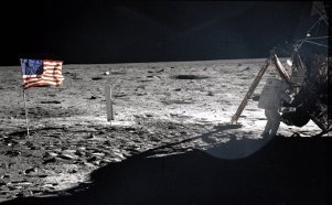 Neil Armstrong si appresta a risalire sul modulo Eagle dopo aver piantato la bandiera americana sulla Luna - NASA courtesy