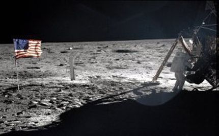 Neil Armstrong si appresta a risalire sul modulo Eagle dopo aver piantato la bandiera americana sulla Luna - NASA courtesy Neil Armstrong si appresta a risalire sul modulo Eagle dopo aver piantato la bandiera americana sulla Luna - NASA courtesy