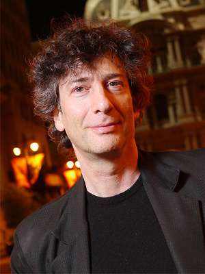 Lo scrittore Neil Gaiman supervisionerà personalmente la trasposizione televisiva della sua opera, immagine rilasciata sotto licenza Creative Commons Attribuzione-Condividi allo stesso modo 3.0 Unported, fonte Wikimedia Commons, autore J. Milburne