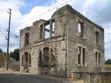 Immagine della distruzione apportata a Oradour sur Glane dalle truppe tedesche durante la seconda guerra mondiale - immagine in pubblico dominio, fonte Wikipedia