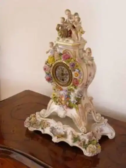 Originale orologio rococò francese - immagine rilasciata sotto licenza Creative Commons Attribution-Share Alike 3.0 Unported, fonte Wikimedia Commons, utente Adrezj O
