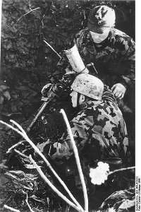 Paracadutisti tedeschi impegnati nell'utilizzo di un lanciagranate in Italia, nel febbraio 1944. Negli ultimi anni di guerra i paracadutisti di Student furono impegnati principalmente come fanteria d'élite in prima linea. - Bundesarchiv, Bild 183-J16853 / Czirnich / CC-BY-SA