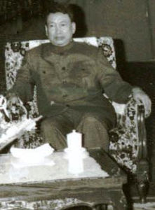 Il comandante dei Khmer Rossi cambogiani, Pol Pot - Copyright Immagine Romanian Communism Online Photo Collection, permesso libero uso con citazione del detentore dei diritti - fonte Wikimedia Commons, utente 57AB8558