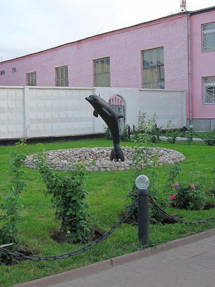 Il monumento Delfino Nero che dà il nome alla famigerata prigione russa - Immagine utilizzata per uso di critica o di discussione ex articolo 70 comma 1 della legge 22 aprile 1941 n. 633, fonte Internet