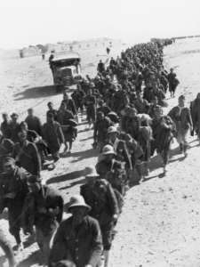 Lunga fila di prigionieri italiani in marcia verso Sidi El Barrani. La catastrofica campagna di Libia del 1940-41 mise a nudo tutte le pecche dell'esercito italiano nella Seconda Guerra Mondiale, immagine in pubblico dominio, fonte Australian War Memorial