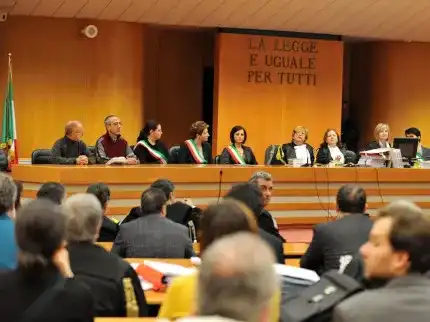Una Corte d'Assise italiana con giudici togati e laici - Immagine utilizzata per uso di critica o di discussione ex articolo 70 comma 1 della legge 22 aprile 1941 n. 633, fonte Internet