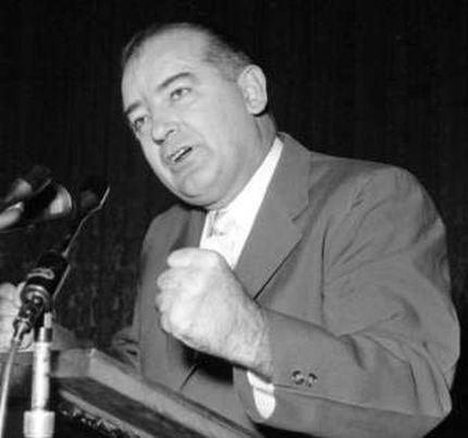 Il senatore americano Joseph McCarthy, leader del fenomeno di isteria popolare anticomunista successivamente conosciuto come Maccartismo - Immagine utilizzata per uso di critica o di discussione ex articolo 70 comma 1 della legge 22 aprile 1941 n. 633, fonte Internet.