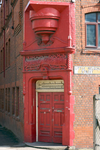 La Ragged school and Working Girls Home doorway in Dantzic Street a Manchester - Immagine rilasciata sotto licenza Creative Commons Attribution 2.0 Generic, fonte Wikimedia Commons, autore Pete Birkinshaw
