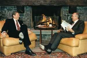 Ronald Reagan e Mikhail Gorbaciov durante un incontro- Immagine in pubblico dominio, fonte Wikipedia