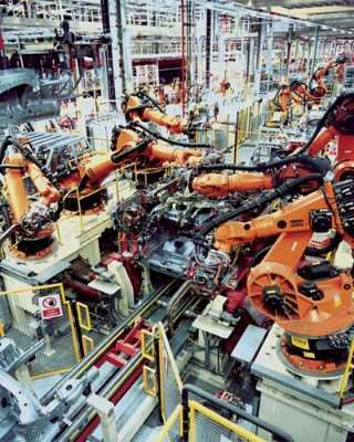 Robot KUKA in catena di montaggio per automobili - Fonte: KUKA Roboter GmbH, Augsburg, Germany - immagine disponibile a qualsiasi fine, fonte: Wikipedia
