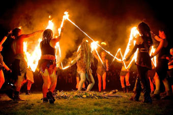 Neopagani impegnati nelle celebrazioni di Samhain - Immegine rilasciata sotto licenza Creative Commons Attribution-Share Alike 4.0 International, fonte Wikimedia Commons, utente RajhaSlavari123