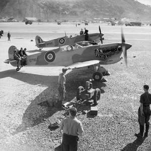 Squadrone di Spitfire britannici spostati a Gibilterra per appoggiare l'invasione del Nord Africa francese, immagine in pubblico dominio, fonte Wikimedia Commons, utente Gibmetal77