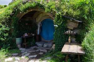 Tana di Hobbit ricostruita in base alla descrizione contenuta nel romanzo di Tolkien, immagine rilasciata sotto licenza Creative Commons Attribution 2.0 Generic, fonte Wikimedia Commons, autore Abu-Dun