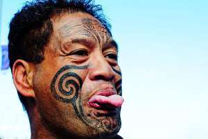 Tatuaggio Maori, immagine utilizzata per uso di critica o di discussione ex articolo 70 comma 1 della legge 22 aprile 1941 n. 633, fonte Wikipedia