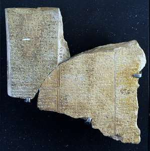Tavolette di Ugarit con scrittura cuneiforme contenente il mito di Baal e della Morte, Museo del Louvre, Parigi - Immagine Creative Commons Attribution-Share Alike 2.0 France, utente Rama, fonte Wikimedia Commons