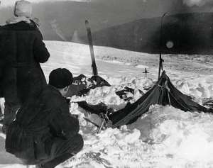 Fotografia originale relativa al ritrovamento della tenda dei deceduti sul passo Djatlov, scattata il 26 Febbraio 1959. Immagine rilasciata in pubblico dominio, fonte Wikimedia commons, utente Dominikmatus