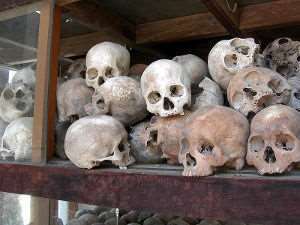 Pile di teschi dei caduti nel genocidio cambogiano perpetrato per mano dei Khmer Rossi - Immagine in pubblico dominio - fonte Wikimedia Commons, utente Antonu