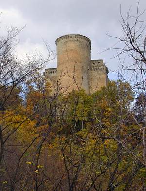 Torrione del castello di Oramala - Immagine rilasciata sotto  Creative Commons Attribuzione-Condividi allo stesso modo 3.0 Unported, fonte Wikimedia Commons, autore Alessandro Vecchi