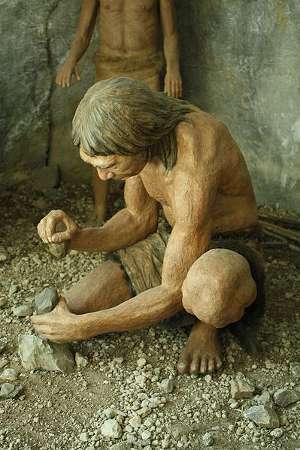 Uomo preistorico intento alla lavorazione della pietra, immagine rilasciata sotto licenza Creative Commons Attribution-Share Alike 3.0 Unported, fonte Wikimedia Commons, utente Mercy