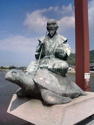 Statua di Urashima sulla tartaruga, immagine rilasciata sotto licenza Creative Commons Attribution-Share Alike 3.0 Unported, fonte Wikimedia Commons, autore Toto-tarou