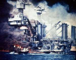 I soccorsi alla nave da battaglia USS West Virginia colpita nella baia di Pearl Harbor. Immagine in pubblico dominio, fonte Wikimedia commons