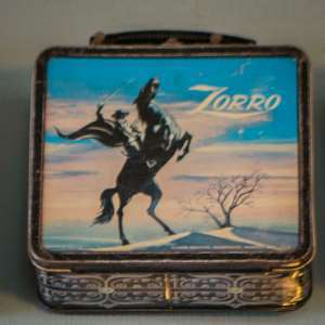 Una borsa per il pranzo ispirata alla serie televisiva di Zorro - Immagine rilasciata sotto licenza Creative Commons Attribuzione-Condividi allo stesso modo 3.0 Unported, utente Visitor7, fonte Wikimedia Commons