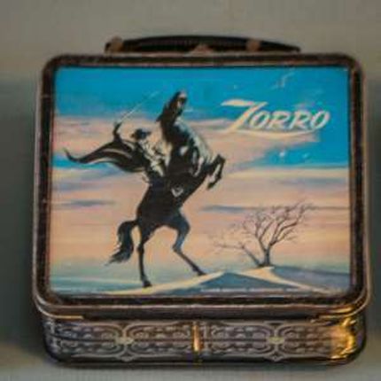 Una borsa per il pranzo ispirata alla serie televisiva di Zorro - Immagine rilasciata sotto licenza Creative Commons Attribuzione-Condividi allo stesso modo 3.0 Unported, utente Visitor7, fonte Wikimedia Commons